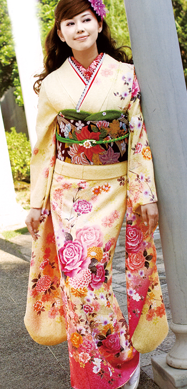 成人式の振袖・呉服は福岡県うきは市の(株)おおがみへ / クリーム色の振袖に可憐なピンクの花が可愛い振袖