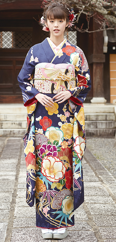 成人式の振袖・呉服は福岡県うきは市の(株)おおがみへ / 上品な紫色に大柄の梅や松の古典柄が映える振袖