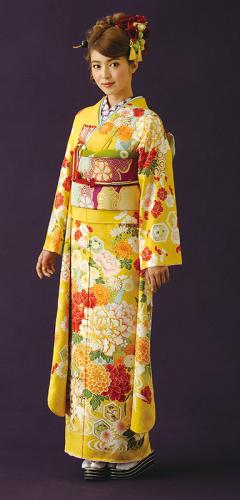 成人式の振袖・呉服は福岡県うきは市の(株)おおがみへ / 鮮やかな黄色地に大小の花づくしの振袖